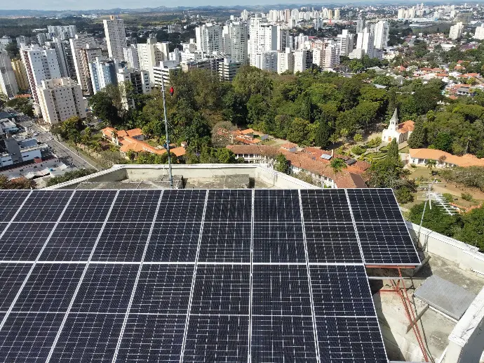 Instalação solar em cobertura urbana com vista da cidade