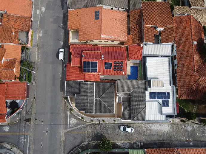 Sistema solar residencial em telhados urbanos