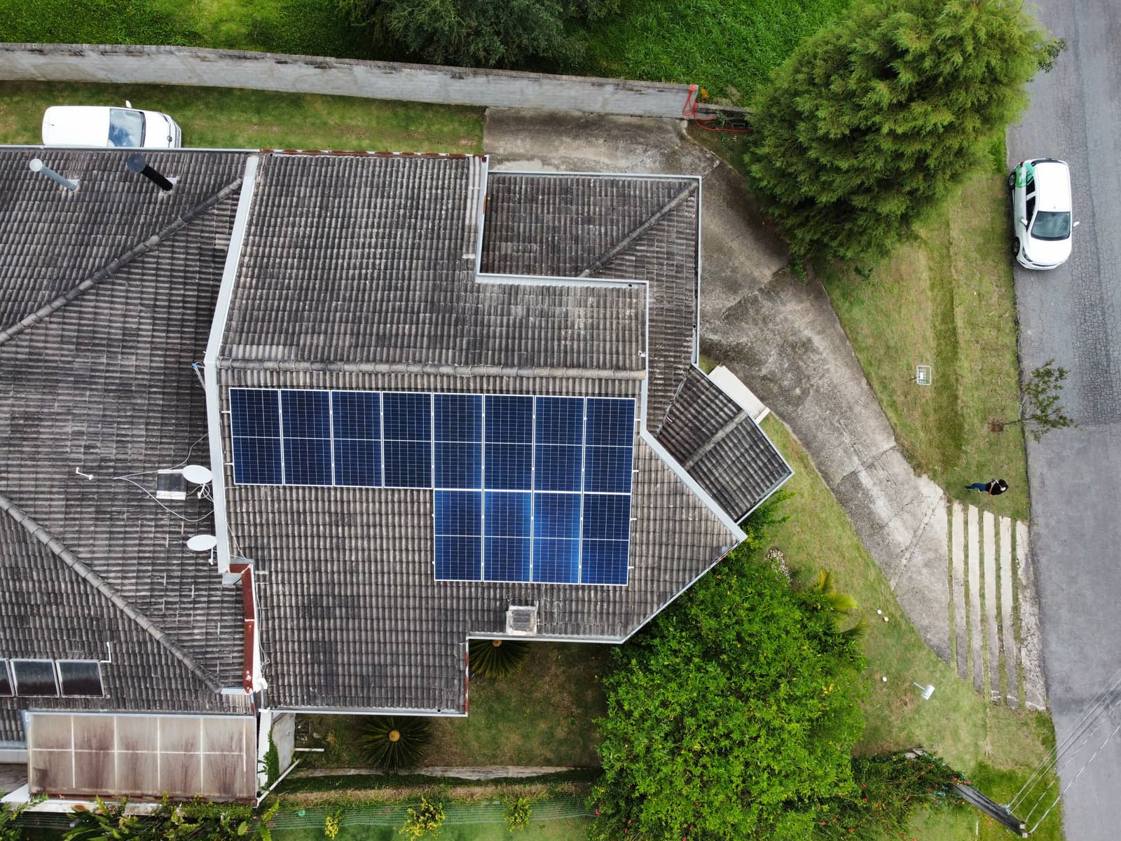 Projeto solar residencial em telhado inclinado