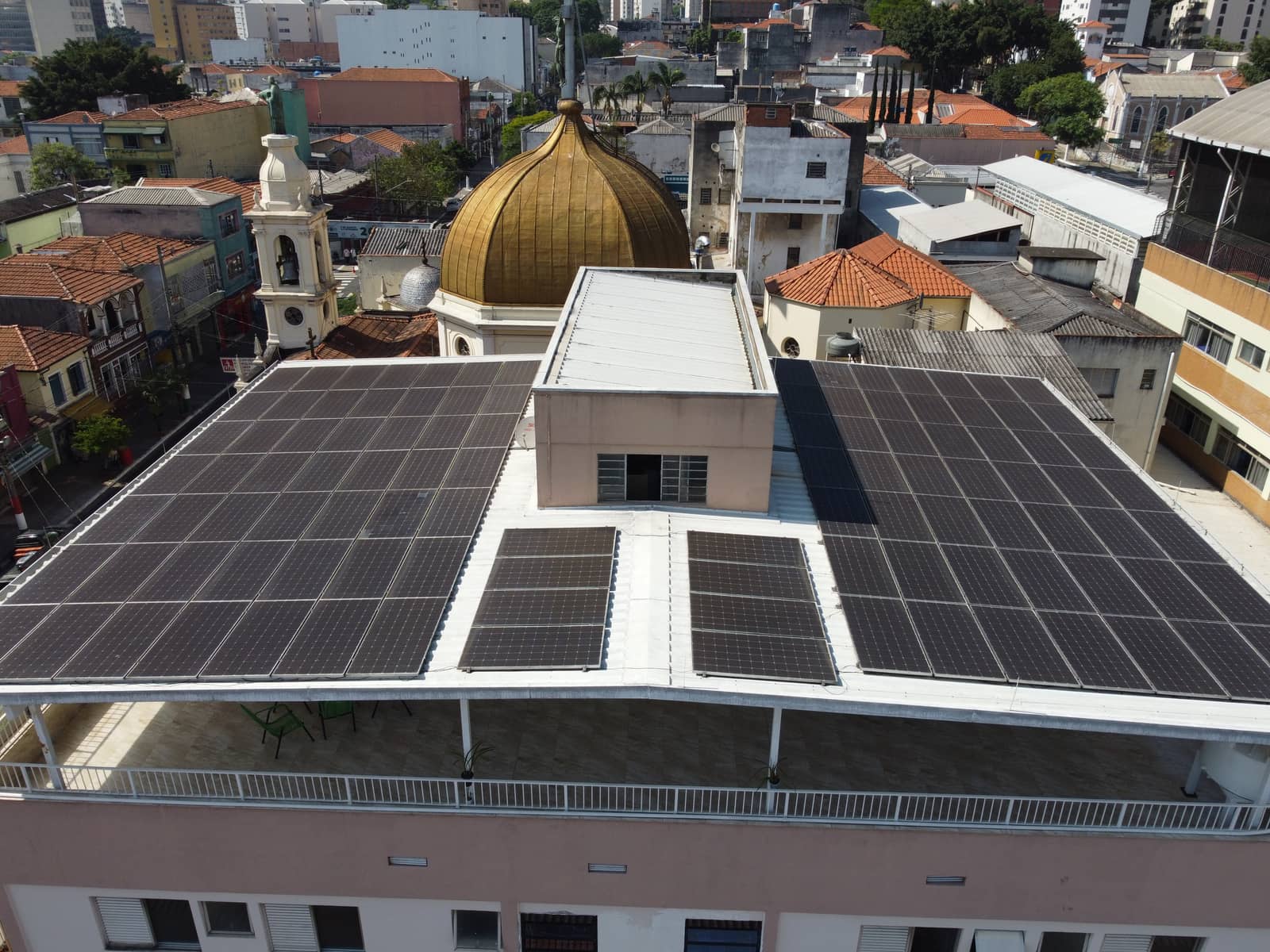 Sistema solar instalado em cobertura urbana próxima ao centro