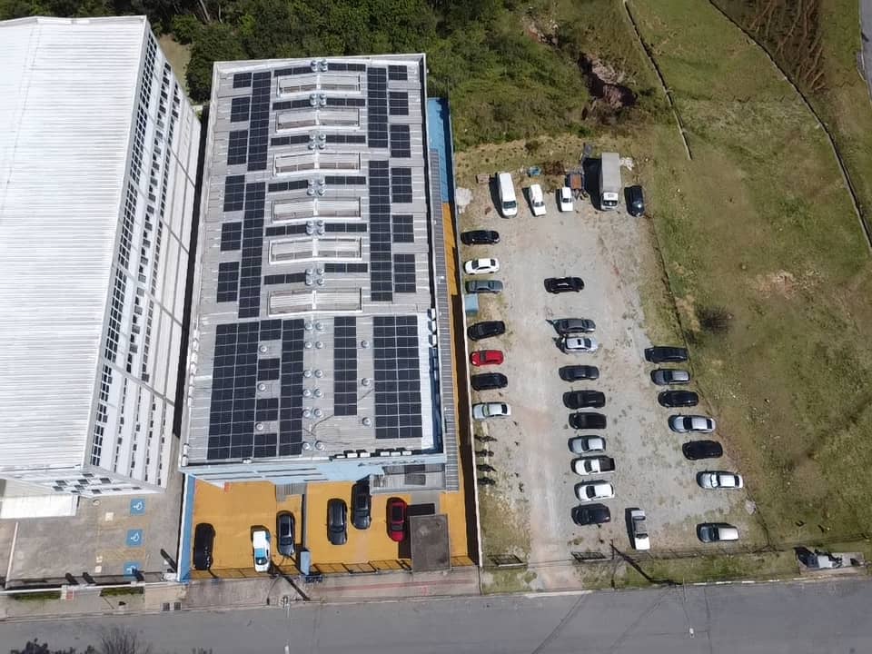 Projeto fotovoltaico em cobertura comercial