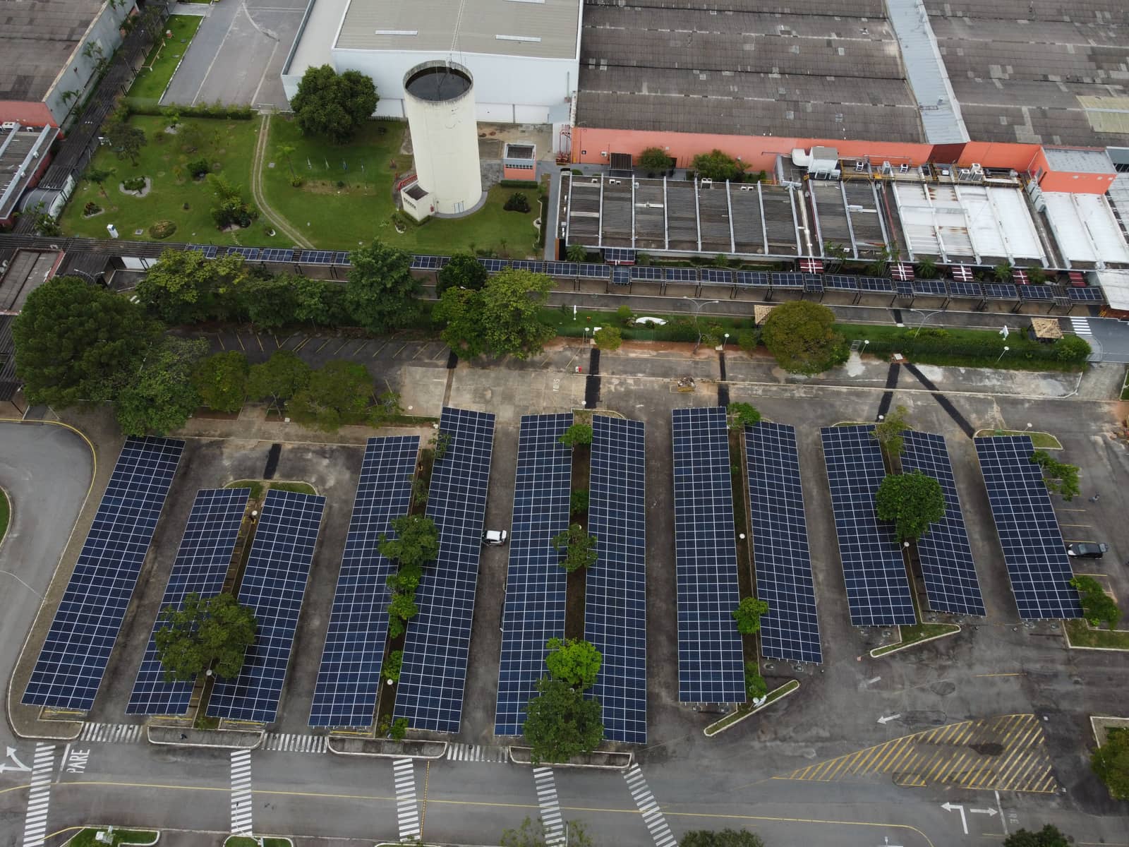 Estacionamento com cobertura de energia solar